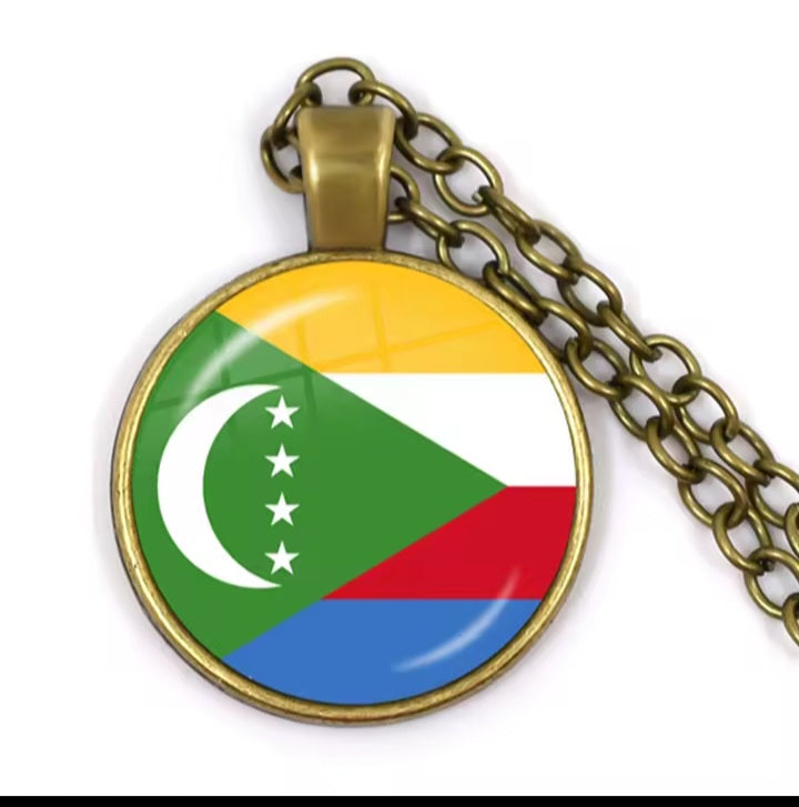 Collier pendentif cabochon en verre au toucher Comores