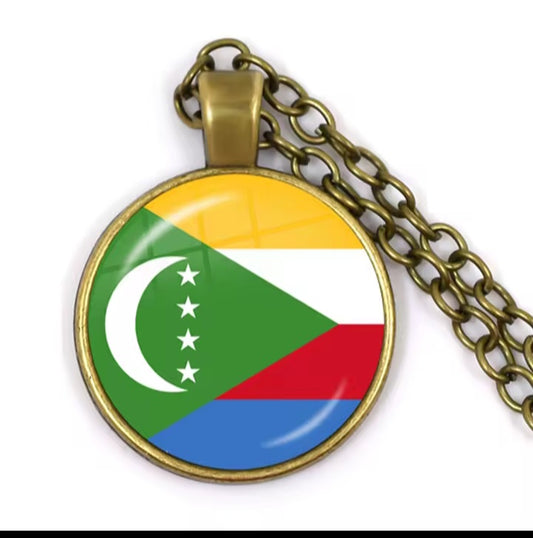 Collier pendentif cabochon en verre au toucher Comores